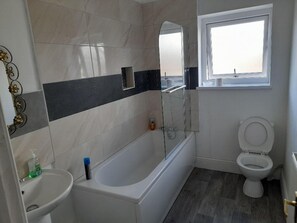 Appartement | Salle de bain | Douche, serviettes fournies, papier de toilette