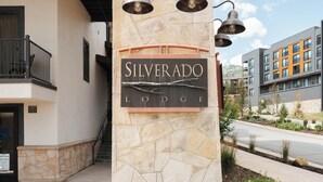 Placa da Silverado Lodge, com um pilar de pedra e três luminárias pendentes.