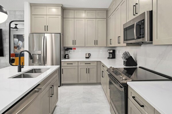 Réfrigérateur, micro-ondes, four, plaque de cuisson