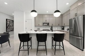 雪櫃、微波爐、焗爐、爐具