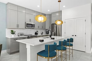Refrigerador, microondas, horno, placa de cocina