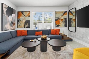 TV, videospill og kontorer