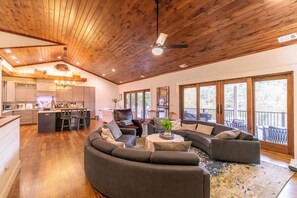 Smart TV, fireplace, table tennis - Sweet Water Estate - luxury lakefront with slip, Watauga Lake (Butler)