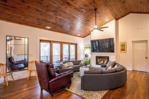 Smart TV, fireplace, table tennis