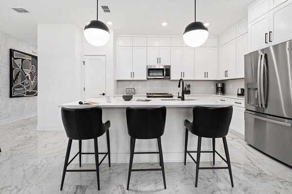 Réfrigérateur, micro-ondes, four, plaque de cuisson