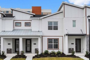 Exterior - Toby's Treehouse | Cozy NEW I-Drive Home w/ Grand LR/DR, Full Kitchen & PVT Pool (Orlando)