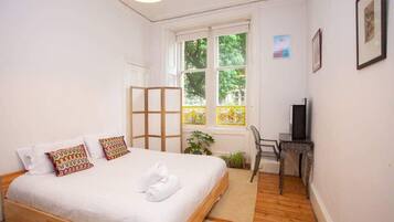 2 bedrooms, iron/ironing board, travel cot, WiFi