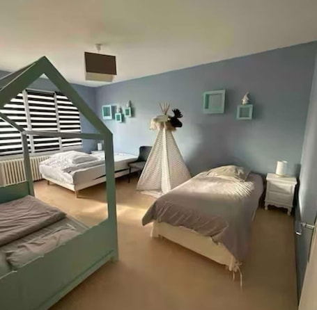 3 bedrooms, iron/ironing board, WiFi, bed sheets. Louis cœur de ville with games room and spa