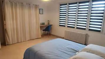 3 bedrooms, iron/ironing board, WiFi, bed sheets