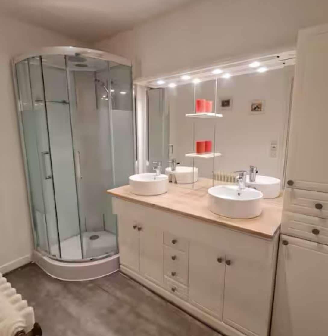 Shower, hair dryer, toilet paper