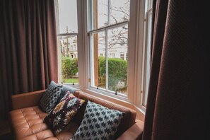 TV, offices - Stylish West End Apartment in Glasgow (Glasgow City)