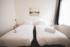 3 habitaciones, tabla de planchar con plancha, wifi y ropa de cama 