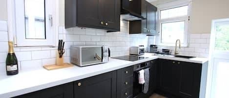 Refrigerador, microondas, horno y parrilla de estufa