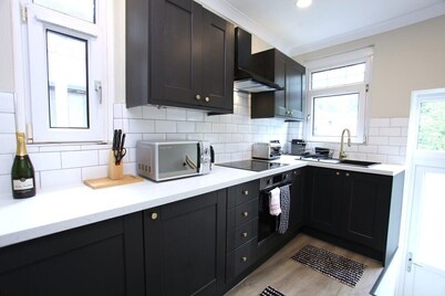 Stylish 3-Bed Flat in Glasgow