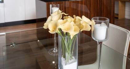 Trendy 3-Bed Flat with River Views Glasgow