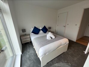 2 slaapkamers, een strijkplank/strijkijzer, reisbedje, wifi