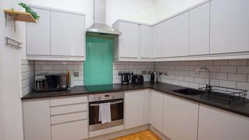 Coffee/tea maker, fridge, microwave, oven