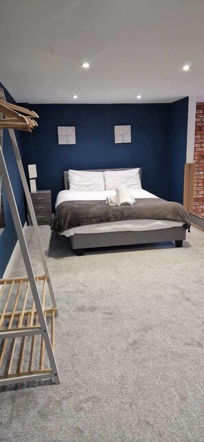 2 makuuhuonetta, silitysrauta/-lauta, vauvan matkasänky, Wi-Fi