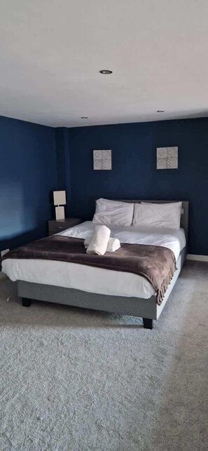 2 habitaciones, tabla de planchar con plancha, cuna de viaje y wifi