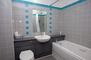 Ein Badezimmer mit Toilette, Waschbecken und Badewanne.