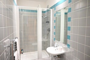 Suihku, hiustenkuivaaja