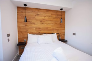 2 bedrooms, iron/ironing board, WiFi, bed sheets - West End Flat with Private Terrace Glasgow (Glasgow City)
