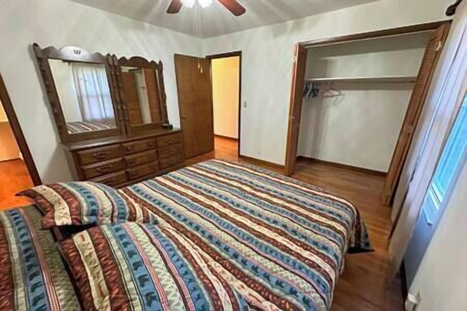 5 chambres, fer et planche à repasser, Wi-Fi, draps fournis