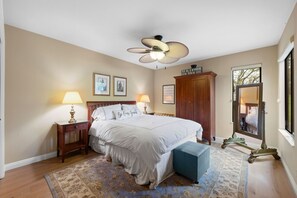 1 soveværelse, skrivebord, strygejern/strygebræt, weekendseng