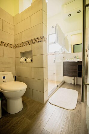 Comfort Double Room | Bathroom | Towels, toilet paper - Palo Rosa 1 (Quepos)