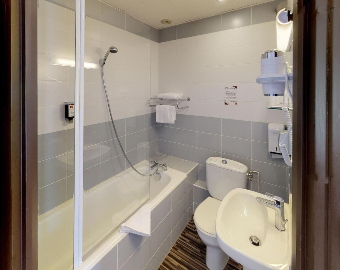 Un baño con bañera, inodoro y lavabo.