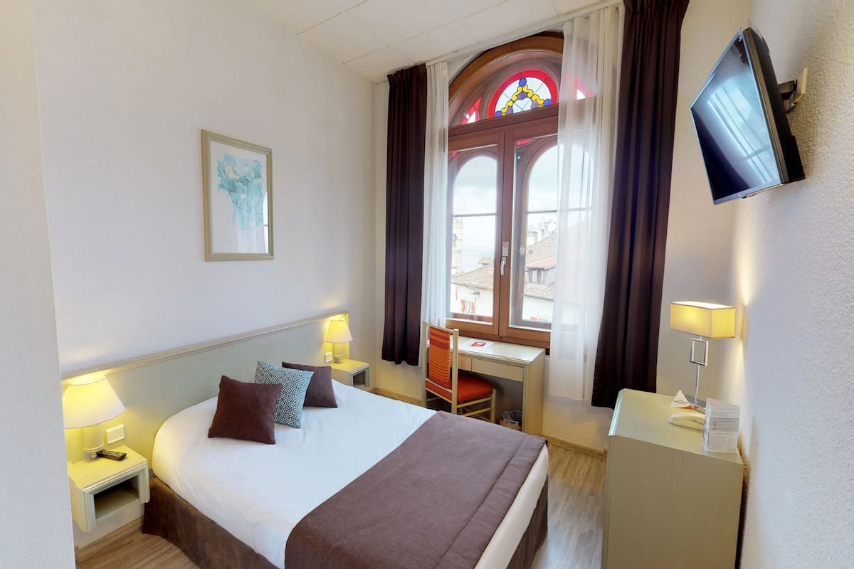 Premium bedding, desk, WiFi (free), bed sheets