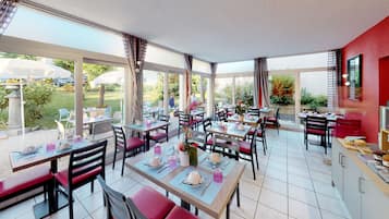 Petit déjeuner buffet (13 EUR par personne)