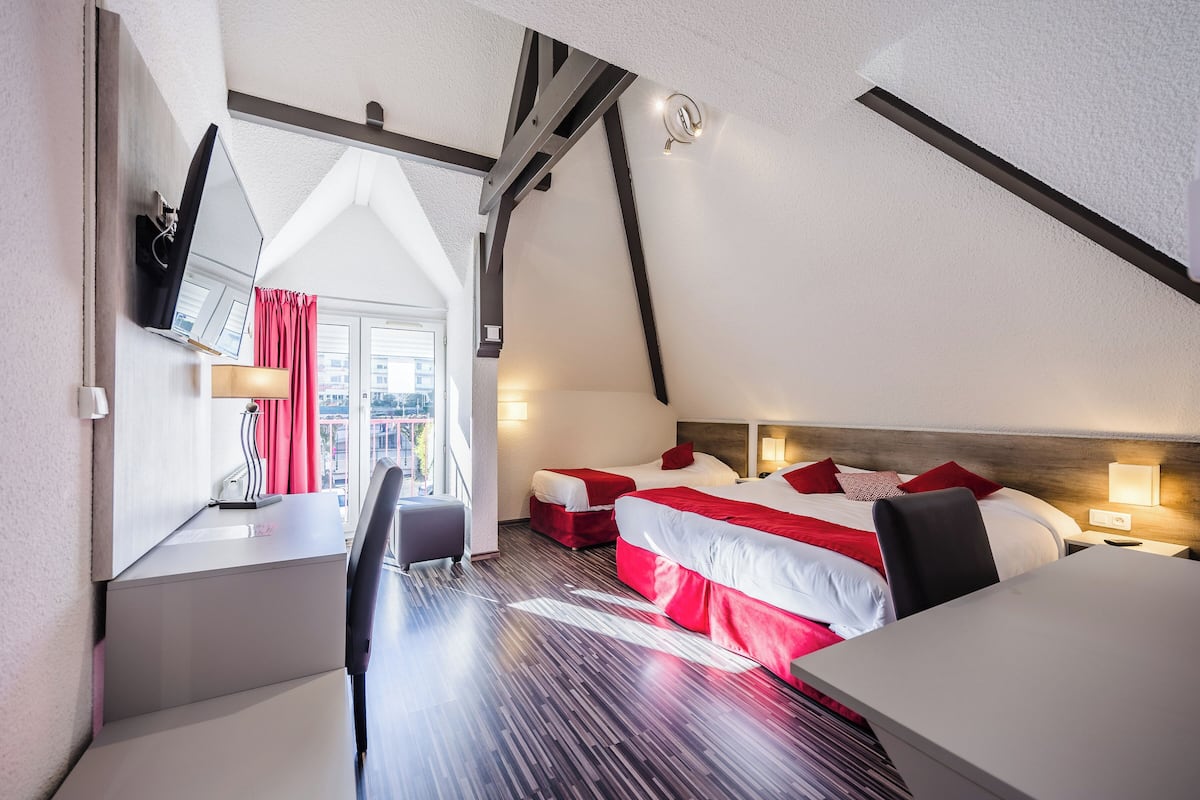 Comfort Triple Room | Premium bedding, desk, free WiFi, bed sheets