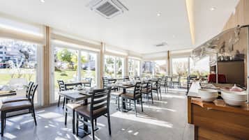 Dagelijks ontbijtbuffet (EUR 13 per persoon)