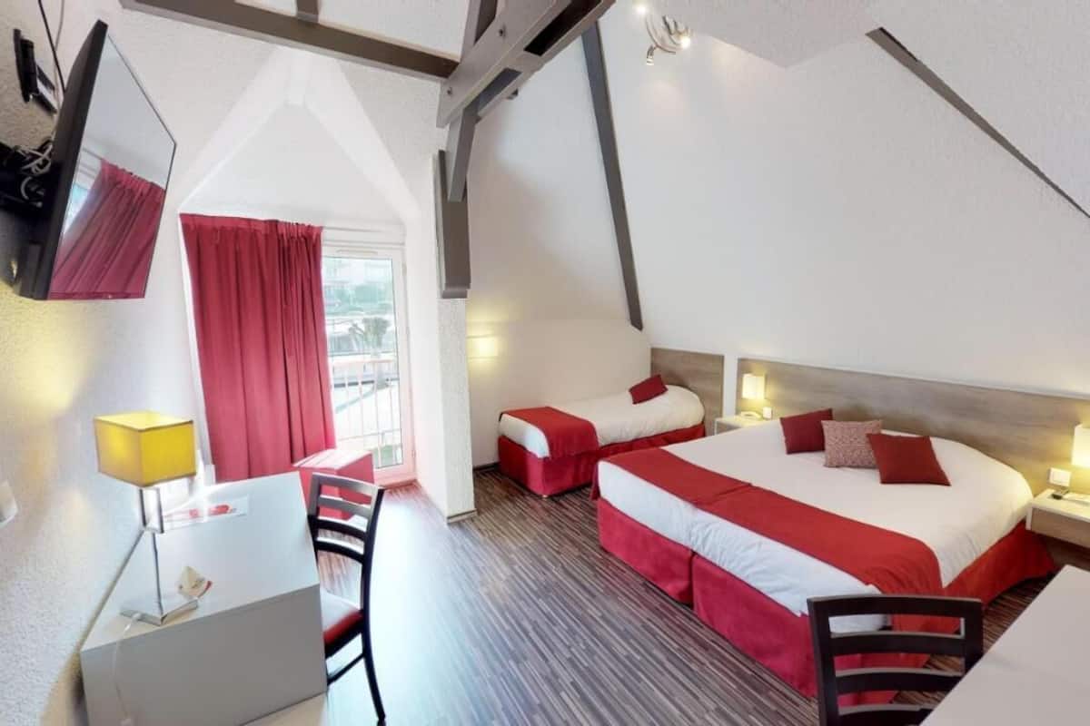 Comfort Triple Room | Meja, Wi-fi percuma
