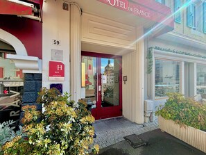 Front of property - Hôtel de France Évian (Évian-les-Bains)