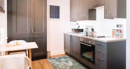 Designer Flat in Heart of Brighton - Walk to Beach & Attractions!