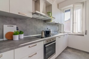 Réfrigérateur, four, lave-vaisselle, cafetière/bouilloire
