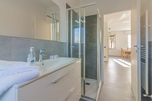Dusche, Haartrockner, Bidet, Handtücher