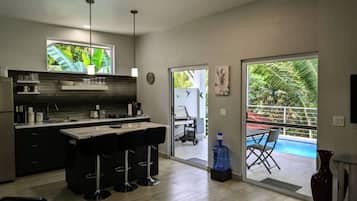 Cafetera y tetera, refrigerador, microondas y parrilla de estufa