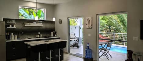 Réfrigérateur, micro-ondes, plaque de cuisson, cafetière/bouilloire