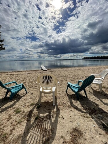 RUSTIC LAKESIDE COTTAGE. LARGE SANDY BEACH