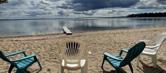 RUSTIC LAKESIDE COTTAGE. LARGE SANDY BEACH