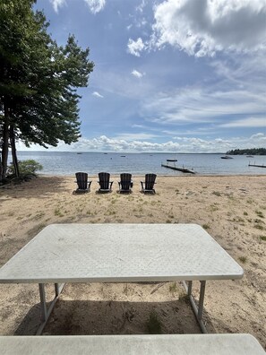 On the beach - RUSTIC LAKESIDE COTTAGE. LARGE SANDY BEACH (Sebago)