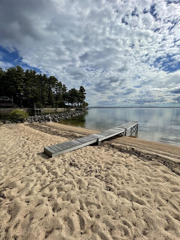 On the beach - RUSTIC LAKESIDE COTTAGE. LARGE SANDY BEACH (Sebago)