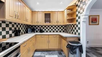 House | Private kitchen | Fridge, microwave, oven, stovetop