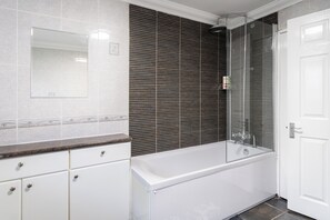 Ferienhaus | Badezimmer | Duschwanne, Komfortbadewanne, kostenlose Toilettenartikel, Haartrockner