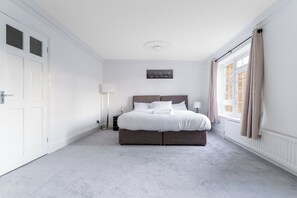 Ferienhaus | 4 Schlafzimmer, Bügeleisen/Bügelbrett, kostenloses WLAN, Bettwäsche