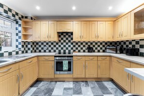 Private kitchen - 4-bed Home in Purley Near Gatwick Airport London (Purley)