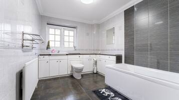 House | Bathroom | Combined shower/bathtub, deep-soaking bathtub, free toiletries